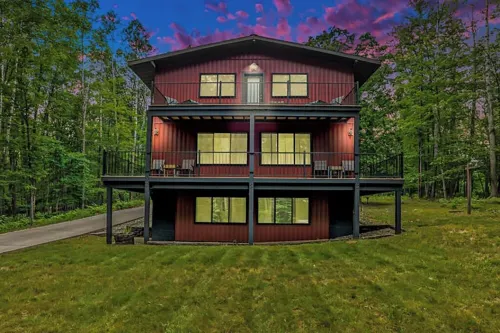 Big Red! Modern clubhouse with Hot Tub! Walking distance to Castle - 4 bedrooms - Boutique
