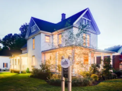 Charming Resort in the Heart of Bemus Village on CHQ Lake Hotele w: Ellery