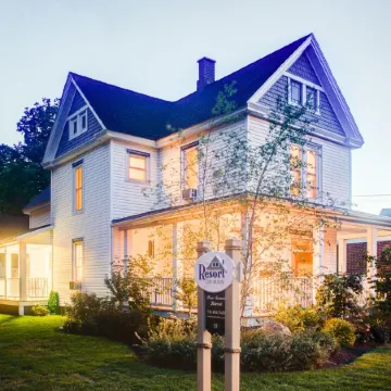 Charming Resort in the Heart of Bemus Village on CHQ Lake
