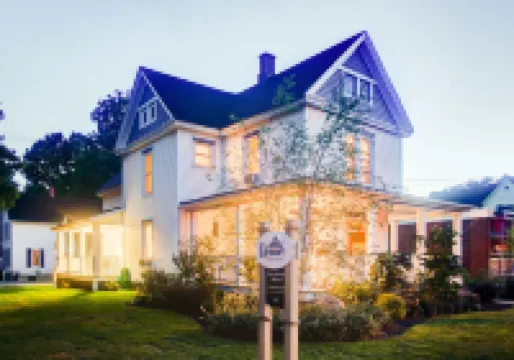 Charming Resort in the Heart of Bemus Village on CHQ Lake
