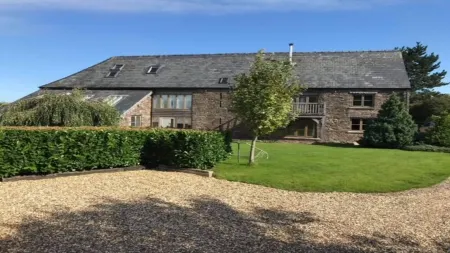 Beautifully appointed property at the foot of the Black Mountains. Отели в г. Гвернифед