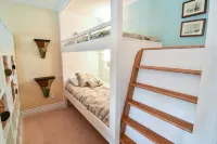 Charming Waterfront Cottage with Boat Ramp and boat docking - Pet Friendly - Country Houses