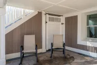 Luxe Provincial Style Studio w/ Patio & Parking