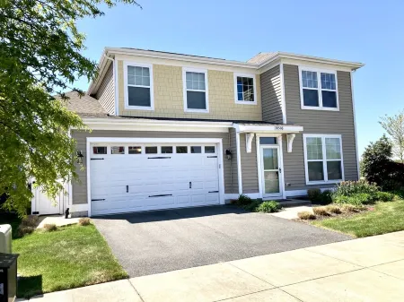 House sleeps 10, steps to pool, indoor/outdoor living, shuttle to Bethany Beach