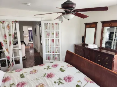 Charming 3-bedroom apartment in lovely Grand Rapids walk to downtown.