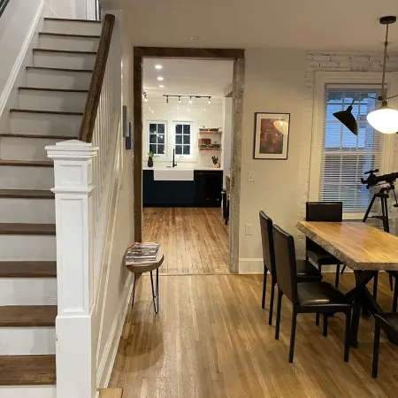 Row-home 3min drive to Central Market,Office,Patio w/ Fire Pit, Artistic Accents