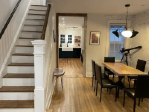 Row-home 3min drive to Central Market,Office,Patio w/ Fire Pit, Artistic Accents