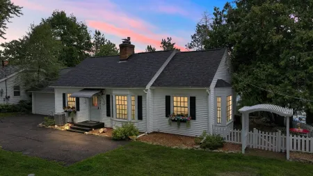 Lake Front Cottage with Amazing Firepit, Private Dock, Sleeps 6-8