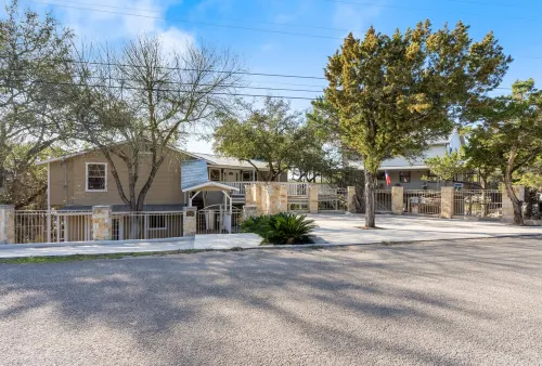 Medina Lake Villa - Stunning Lakeviews, Waterfront Access & Pool Hotels in Lakehills