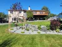 Private suite in an Owner occupied home with views of the Chugach Mountains. Hotel in zona Alaskazoo