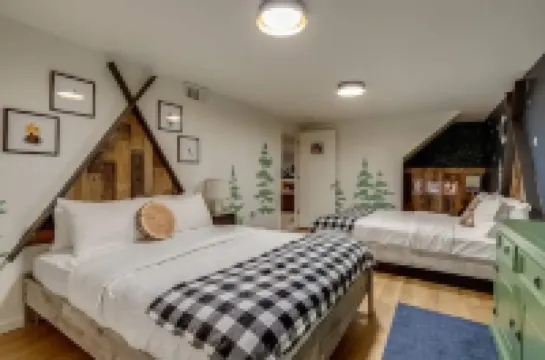 Cozy Colorado Retreat- Arvada w/ murals, game room, large backyard & hot tub!