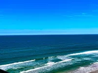 Luxury 2 bd 2 ba Beach Front - Top-Floor, Golf, pools, hot tub, walk to grocery Hotel a Daytona Beach Shores