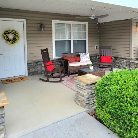 Family friendly cottage 5 minutes from the Parkway!