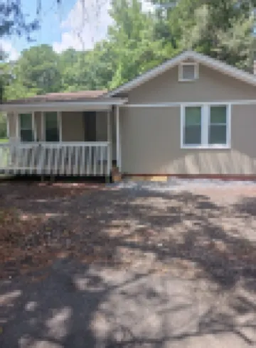 Recently updated cottage minutes from beach, pet friendly, large yard wifi, ac