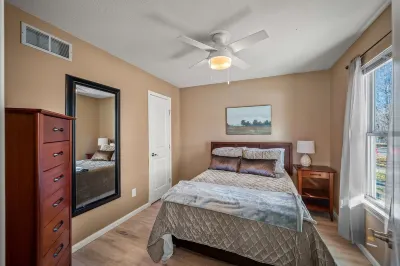 Kings Cottage 4 bed/3 full bath central Topeka Hotels near Walmart Supercenter