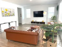 Modern Desert Gem, Boho Retreat, 2 Living Rooms, Sleeps 10