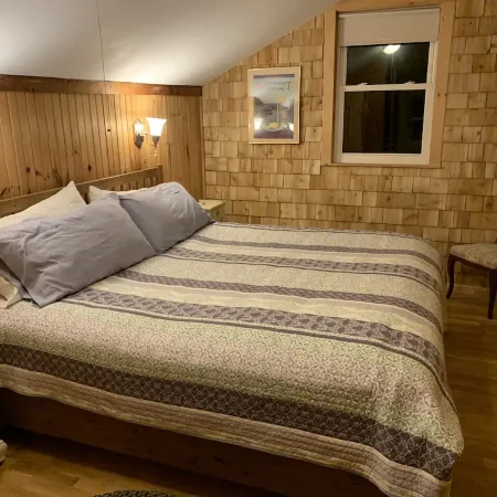 Cozy cottage 3/4 mile from Oak Bluffs harbor