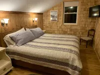 Cozy cottage 3/4 mile from Oak Bluffs harbor