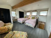 Olympia Waterfront Beach Cottage - balcony