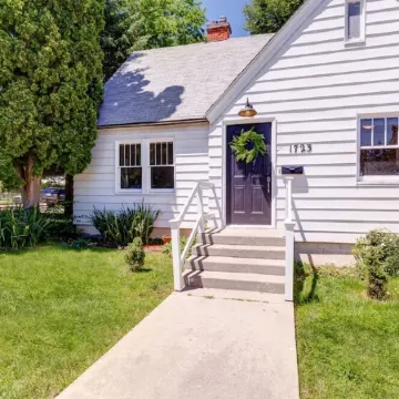 Experience Caldwell Charm/Visit the Wineries at this Historic 4 bdrm House+ WiFi