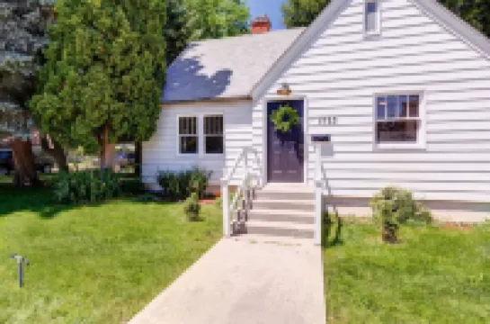 Experience Caldwell Charm/Visit the Wineries at this Historic 4 bdrm House+ WiFi