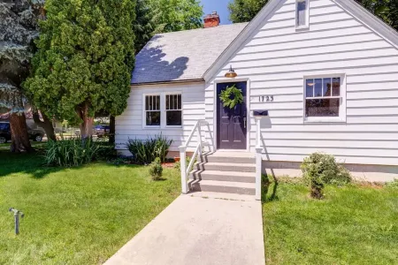 Experience Caldwell Charm/Visit the Wineries at this Historic 4 bdrm House+ WiFi Отели в г. Колдуэлл