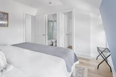 1/2 Block from King Street, 5★ Location ~ ♛King Bed ~ Free Parking Hotels near Little Theatre of Alexandria