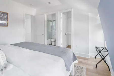 1/2 Block from King Street, 5★ Location ~ ♛King Bed ~ Free Parking Отели в г. Александрия