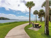 Quiet spacious Home by Lake Harris. Walk to Venation gardens, stroll by the Lake Отели в г. Лисберг