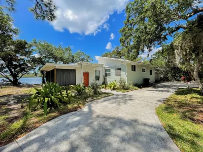 Sustainable & Cozy Waterfront Getaway- relax, fish & kayak on Rose Bay!