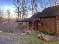 Mountaintop View 1.5 miles from downtown. Hot Tub, WiFi, Fireplace