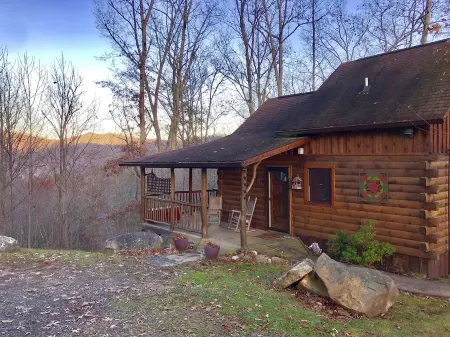 Mountaintop View 1.5 miles from downtown. Hot Tub, WiFi, Fireplace