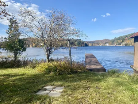 Lakeside Home with Mountain Views Отели в г. Саранак Лейк