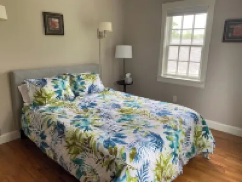 Sunny, private apartment. Walk to Kennebunk Village. Close to beaches.