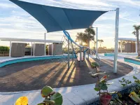 4 Min Walk to Beach~Golf Sim~Hot Tub~Private Backyard~Fire Pit~Outdoor Shower