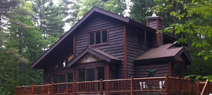 Bright cabin retreat happily situated 7 miles from Whiteface Mt Hotel di Jay