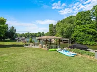 Luxury on the Lake - Waterfront, Private Dock, Kayaks, Paddle Boards, Fire Pit Hotels in Westport