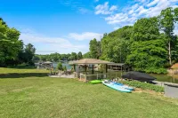 Luxury on the Lake - Waterfront, Private Dock, Kayaks, Paddle Boards, Fire Pit