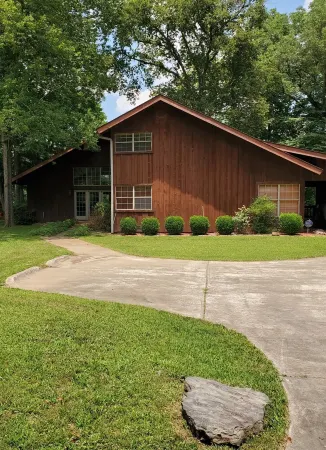 Beautiful River Front Cabin with Private Dock! Perfect spot for Trout Fishing! Отели в г. Cleburne County