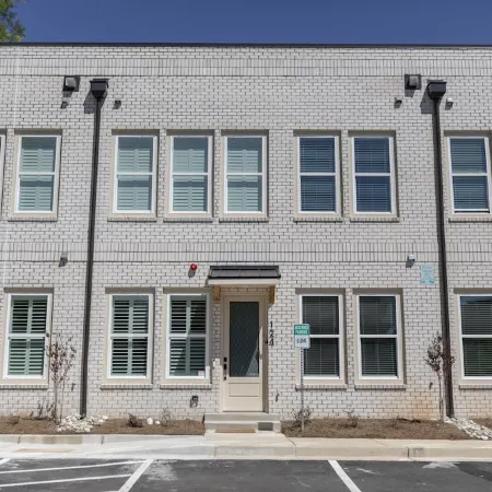 Downtown Woodstock - Open Concept and Natural light- Metro Atlanta Townhome Отели в г. Вудсток