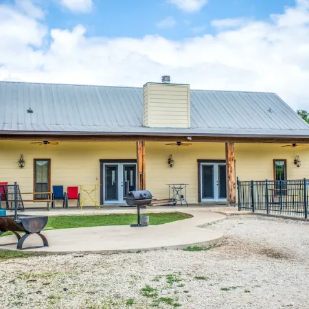 Casa Bella @ Buchanan Vacation Homes - Pool & Free Frio River Access