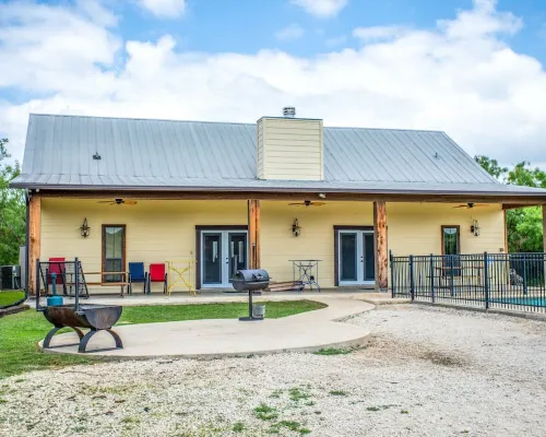 Casa Bella @ Buchanan Vacation Homes - Pool & Free Frio River Access Hotels in Concan