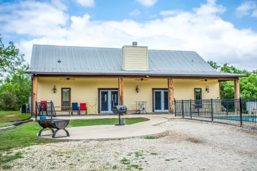 Casa Bella @ Buchanan Vacation Homes - Pool & Free Frio River Access