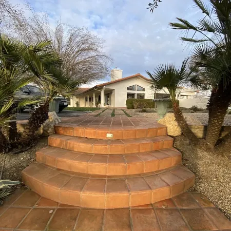 6 Bed 3 Bath House Surrounded by 10 Acres of Vines w Pool, Jacuzzi, & Fire Pit.