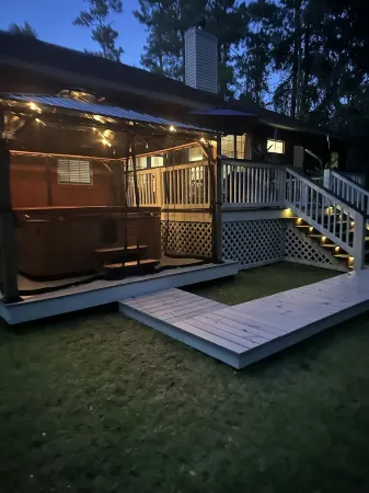 Relax! New Hottub in this 5⭐️ home•Family Friends•beautiful neighborhood• 🏈