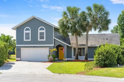 Luxury Heated Salt-Water Pool Oasis Close to Beaches and Downtown!!