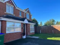 Luxury Birmingham 4 bedroom family home with hot tub, games room and parking Hotels in 