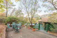 The Enchanted Lookout - private luxury cabin & Spa