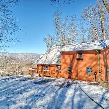 Breath-taking long-range views nestled in the heart of the Great Smoky Mountains