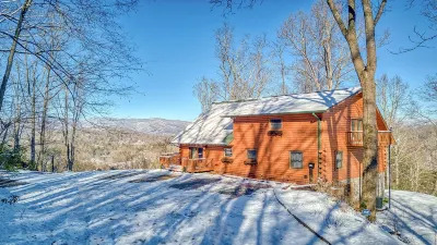 Breath-taking long-range views nestled in the heart of the Great Smoky Mountains Santa's Land Fun Park & Zoo附近的飯店